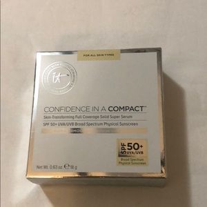 It cosmetics confidence in a compact